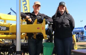 As máquinas de Bednar fluem os nutrientes para o solo e gerenciam os resíduos. As máquinas de Bednar fluem os nutrientes para o solo e gerenciam os resíduos.