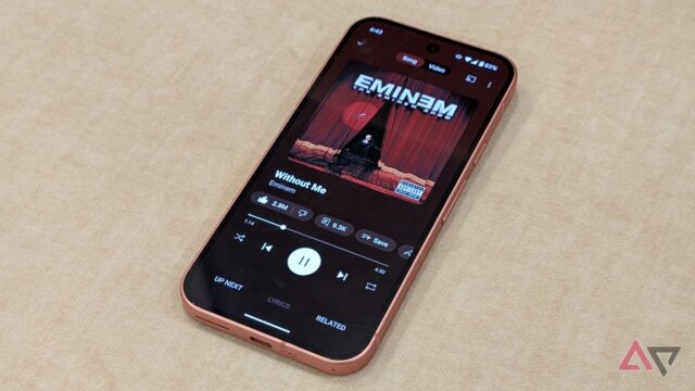 Uma captura de tela da interface da música do YouTube, destacando um aviso para 