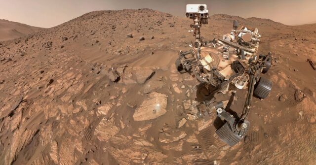 A perseverança do Rover Mars da NASA descobriu rochas em um canal de rio seco que pode manter sinais potenciais de vida microscópica antiga, relataram os cientistas na quarta -feira.
