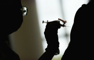 As novas regras da vacina covid deixam os pais com mais perguntas do que respostas O Secretário de Saúde e Serviços Humanos Robert F. Kennedy Jr. aparece na audiência orçamentária antes de uma casa apropriação, subcomitê no Capitólio dos EUA na quarta -feira, 14 de maio de 2025, em Washington. (AP Photo/John McDonnell)