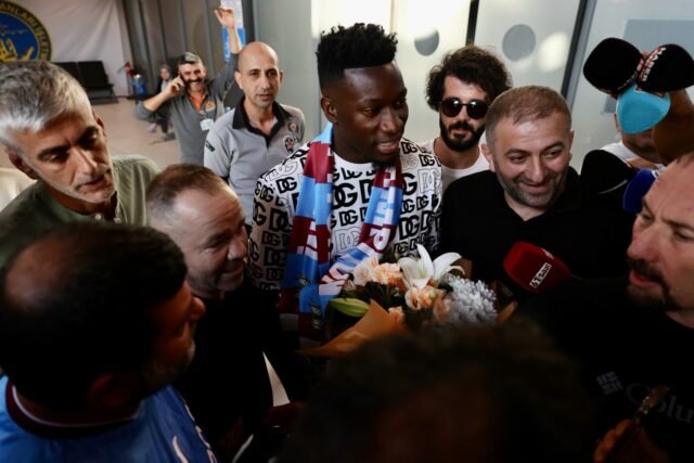 A nova contratação de Trabzonspor, Andre Onana, chega em Trabzon