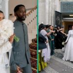 As tendências postais do homem enquanto ele exibe o valor supostamente acusado pelo fotógrafo de casamento de Temi Otenola