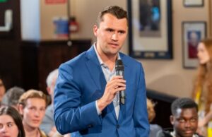 As últimas palavras de Charlie Kirk consistiram em discussão sobre violência física da arma Comentarista conservador Charlie Kirk morto aos 31 anos após o tiroteio de Utah