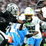 Ashton Jeannty #2 do Las Vegas Raiders Braços RIFT Tarheeb ainda #29 dos Chargers de Los Angeles durante o terceiro trimestre no Allegiant Stadium em 15 de setembro de 2025 em Las Vegas, Nevada.