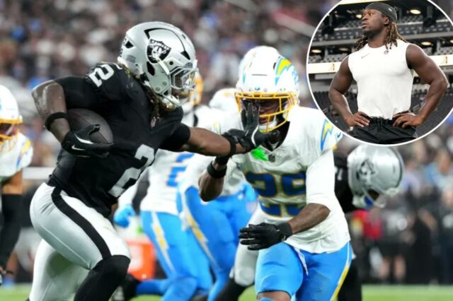 Ashton Jeannty #2 do Las Vegas Raiders Braços RIFT Tarheeb ainda #29 dos Chargers de Los Angeles durante o terceiro trimestre no Allegiant Stadium em 15 de setembro de 2025 em Las Vegas, Nevada.