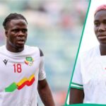 Asisat Oshoala brinca com a estrela nigeriana Olaitan, que marcou pelo Benin depois de despejar Super Eagles