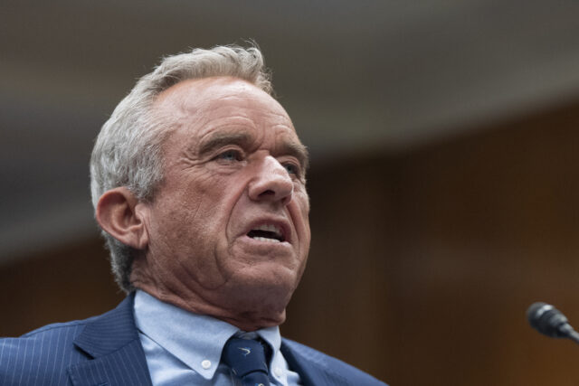 Assista RFK Jr. Perca -o quando o senador o chama por 'inventar as coisas'

