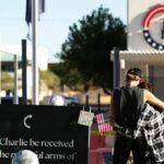 Assista: Young Bagpiper interpreta 'America the Beautiful' para homenagear Charlie Kirk na sede do Turning Point USA