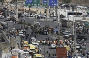 Ataque de tiro no ônibus de Jerusalém mata quatro Ataque de tiro no ônibus de Jerusalém mata quatro