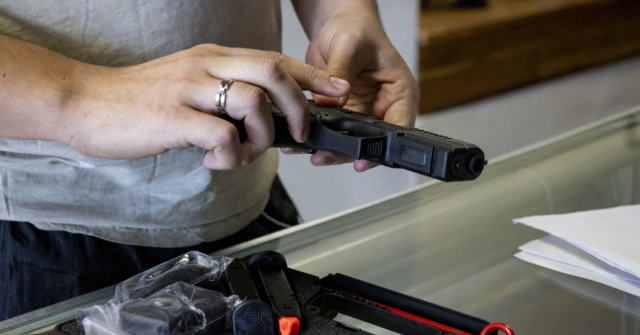 Atualização de proibição de armas trans: o formulário ATF permite Atualização de proibição de armas trans: o formulário ATF permite que os compradores de armas se identifiquem como 'masculino', 'feminino' ou 'não binário'