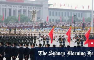 Atualizações ao vivo da Parada Militar da China: Pequim definido para revelar as últimas armas no desfile do Dia da Vitória com a participação de Bob Carr, Daniel Andrews O líder norte-coreano Kim Jong-un, centro, é recebido pelo ministro das Relações Exteriores chinês Wang Yi em sua chegada a uma estação de trem em Pequim.