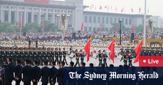 O líder norte-coreano Kim Jong-un, centro, é recebido pelo ministro das Relações Exteriores chinês Wang Yi em sua chegada a uma estação de trem em Pequim.