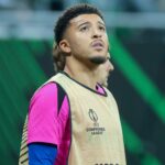 Jadon Sancho parece infeliz na jaqueta Chelsea