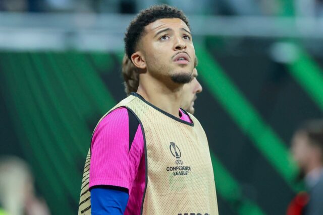 Jadon Sancho parece infeliz na jaqueta Chelsea