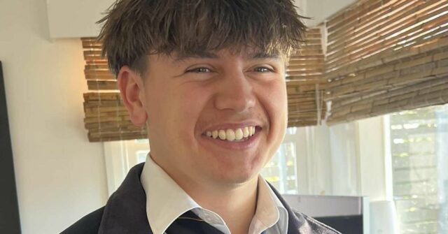 Casper Huisken, 17 anos, começou a trabalhar em seu supermercado local.
