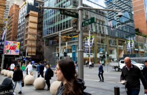 Aussies para obter um extra de US $ 4000 por ano sob a proposta de revisão de impostos de US $ 93 bilhões Martin Place, Sydney.