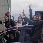 Os moradores deslocados celebram quando retornam às suas aldeias após um cessar -fogo entre Israel e Hezbollah, que entrou em vigor na quarta -feira, 27 de novembro de 2024, em Ablah, leste do Líbano.