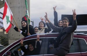 Austrália emite conselhos de viagem atualizados para o Líbano, pois os riscos de segurança permanecem Os moradores deslocados celebram quando retornam às suas aldeias após um cessar -fogo entre Israel e Hezbollah, que entrou em vigor na quarta -feira, 27 de novembro de 2024, em Ablah, leste do Líbano.