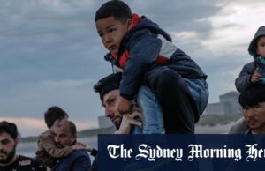 Austrália oferece ajuda, enquanto a Grã -Bretanha luta para parar de onda de requerentes de asilo As famílias de migrantes entram no mar em Gravelines, na França, na tentativa de embarcar em um pequeno barco indo para o Reino Unido.