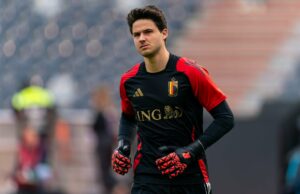 Autoridades: Guy Utd Reveal Senne Lammens Finalizando, Jason Wilcox oferece julgamento Senne Lammens se junta à equipe nacional de futebol da Bélgica em Tubize e cumprimenta o mascote.