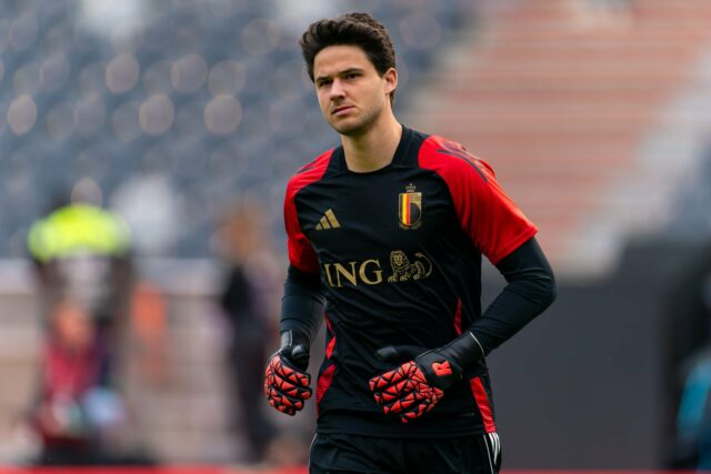Senne Lammens se junta à equipe nacional de futebol da Bélgica em Tubize e cumprimenta o mascote.
