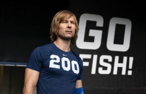 Avaliação de Chad Powers: Glen Powell, a celebridade engraçada que você é Glen Powell e Frankie A. Rodriguez em