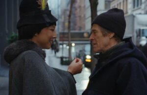 Avaliação de ‘Popularidade tardia’: Willem Dafoe Beams como um poeta da cidade de Nova York, enfrentando a renome adiado Tarde-Fama-Willem-Dafoe-Greta-Lee