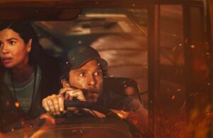 Avaliação de ‘The Lost Bus’: Paul Greengrass aparece o calor da história visceral Willem Dafoe e Corey Hawkins Clink Drinks em um quarto escuro