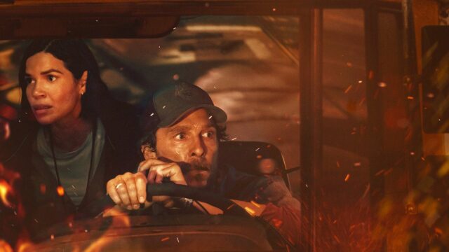 Willem Dafoe e Corey Hawkins Clink Drinks em um quarto escuro