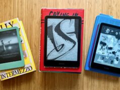 Testei todos os modelos do Kindle e você não pode errar com nenhum dos leitores eletrônicos da Amazon (mas eu tenho um favorito) Um Kindle 2024 e 2024 Kindle Paperwhite um ao lado do outro em uma mesa.