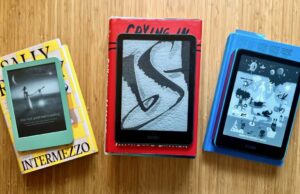 Avaliei os Kindles mais eficazes para ajudá-lo a descobrir o melhor e-reader Um Kindle 2024 e 2024 Kindle Paperwhite um ao lado do outro em uma mesa.
