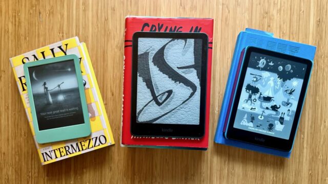 Um Kindle 2024 e 2024 Kindle Paperwhite um ao lado do outro em uma mesa.