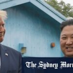 Soldados sul-coreanos em 2018 com alto-falantes usados ​​para transmitir propaganda e k-pop para a Coréia do Norte a partir da fronteira. Em agosto, a Coréia do Sul começou a desmontar seus oradores para aliviar as tensões.