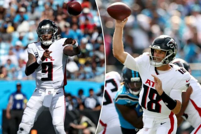 Kirk Cousins, usando um uniforme do Atlanta Falcons, joga uma bola de futebol durante um jogo contra o Carolina Panthers.