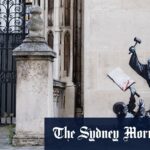 Banksy revela o novo mural de protister de juiz, fora de Londres Court