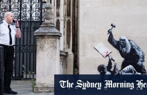 Banksy revela o novo mural de protister de juiz, fora de Londres Court Banksy revela o novo mural de protister de juiz, fora de Londres Court
