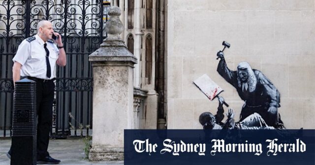 Banksy revela o novo mural de protister de juiz, fora de Londres Court

