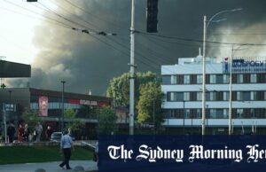 Bebê entre três mortos em ataque russo que define a sede em chamas do governo da Ucrânia O pessoal dos serviços de emergência trabalha para extinguir um incêndio.