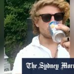 Bebidas turísticas australianas que oferecem à esquerda no túmulo no Japão