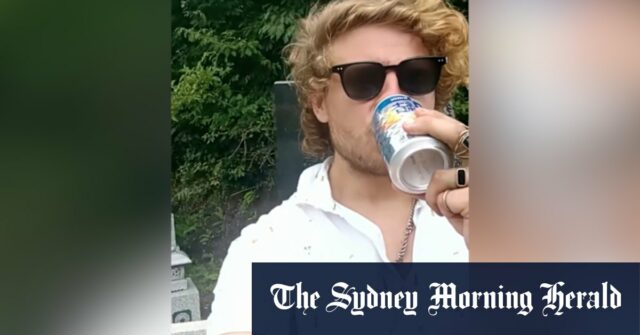 Bebidas turísticas australianas que oferecem à esquerda no túmulo no Japão

