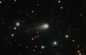 Bem, aqui está o que os astrônomos reconhecem até agora sobre o terceiro visitante interstelar Um objeto difuso azul é visto com estrias de outras luzes azuis.