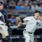 O arremessador inicial do New York Yankees, Max Fried, lance para a primeira base, enquanto o apanhador Ben Rice olha.
