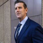 Ben Roberts-Smith sai do Tribunal Federal em Sydney, sexta-feira, 2 de maio de 2025. Evidências no caso de difamação de Ben Roberts-Smith foram dadas pela primeira vez na batalha de anos depois que o ex-soldado ganhou uma oferta judicial para usar uma 'gravação secreta' do jornalista como parte de uma tentativa de derrubar sua perda de difamação.