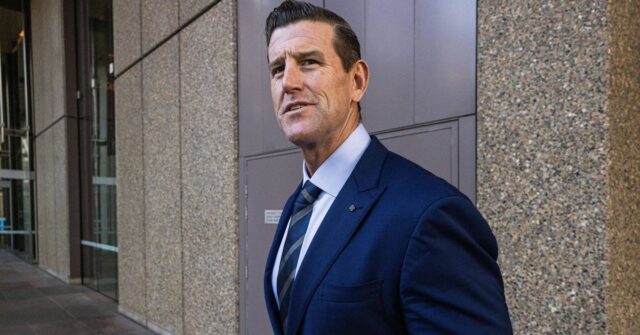 Ben Roberts-Smith sai do Tribunal Federal em Sydney, sexta-feira, 2 de maio de 2025. Evidências no caso de difamação de Ben Roberts-Smith foram dadas pela primeira vez na batalha de anos depois que o ex-soldado ganhou uma oferta judicial para usar uma 'gravação secreta' do jornalista como parte de uma tentativa de derrubar sua perda de difamação. 