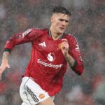 Benjamin Sesko lutando pela bola durante o Manchester United vs Chelsea.
