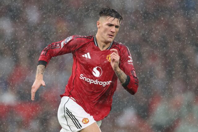 Benjamin Sesko lutando pela bola durante o Manchester United vs Chelsea.