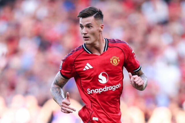 Benjamin Sesko aquece em Craven Cottae