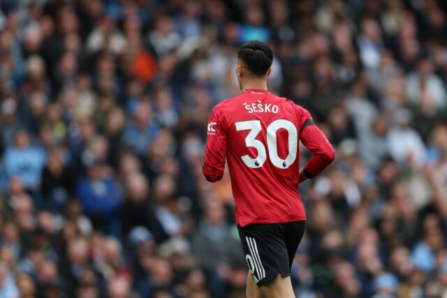Benjamin Sesko concorrendo a Manchester United em Old Trafford