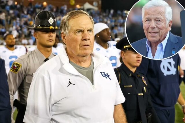 Bill Belichick sai do campo após a vitória da Carolina do Norte sobre Charlotte em 6 de setembro de 2025.