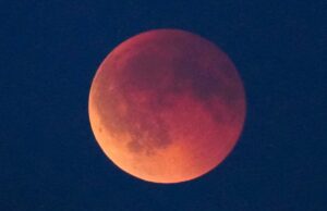 ‘Blood Moon’ sobe nos céus ao redor do mundo 'Blood Moon' sobe nos céus ao redor do mundo